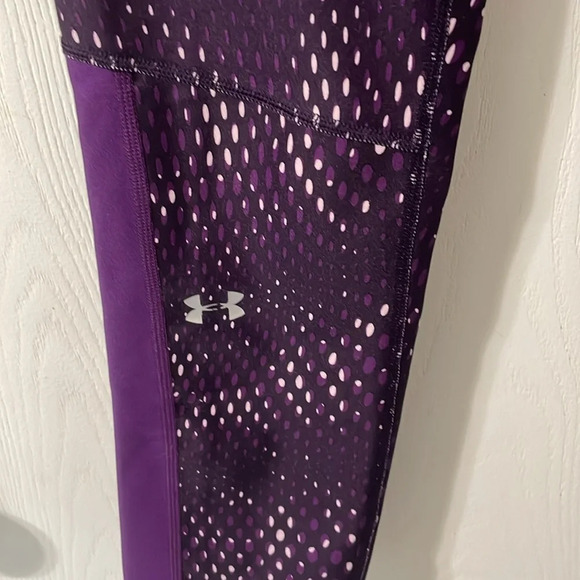 💰Under Armour HeatGear Compression Purple & White Pattern Crop Leggings Sz Small - Picture 4 of 6